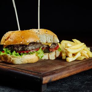 Чизбургер с картофелем фри