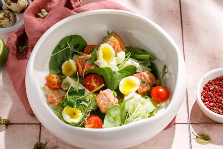 Теплый салат с форелью 