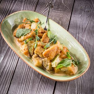 Филе цыпленка с соусом чили-манго и овощами