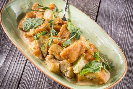 Филе цыпленка с соусом чили-манго и овощами