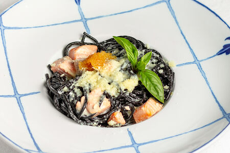 Черные спагетти в сливочном соусе с лососем и щучьей икрой