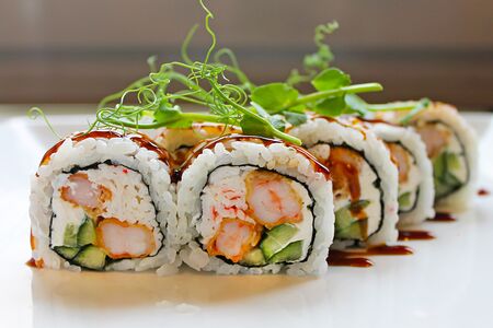 Ролл с креветками и крабом