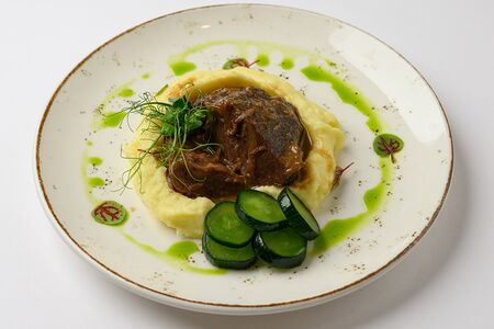 Говяжьи щечки с битым огурцом