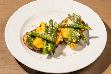 Тост со спаржей и скремблом