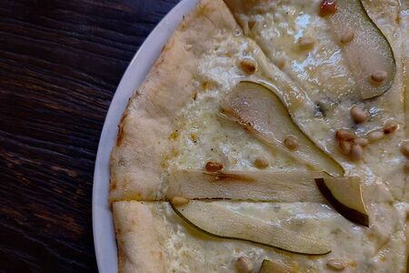 Пицца Груша-горгонзола