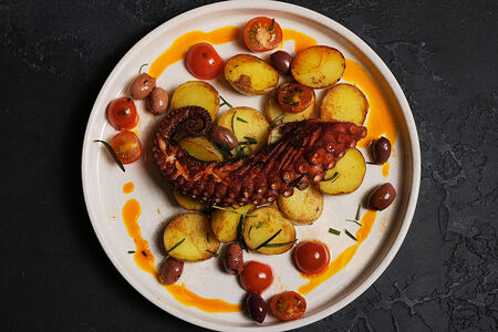 Осьминог с томатами