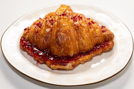 Круассан свежеиспечённый с малиной