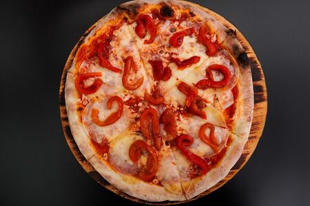 Пицца с печеным перцем и мортаделлой