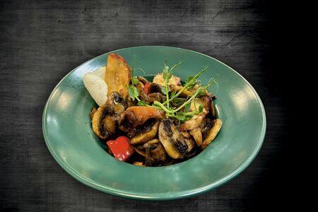 Осьминог с шампиньонами