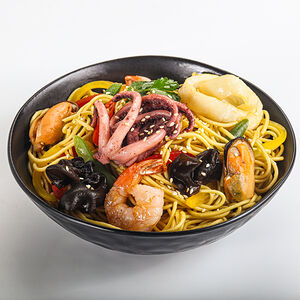 Яичная лапша с морепродуктами в сингапурском соусе