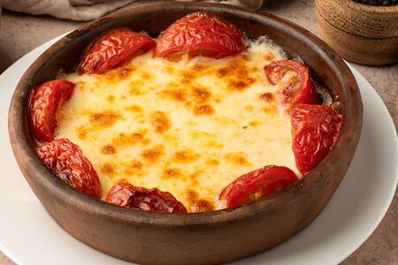 Сулугуни на кеци с помидорами