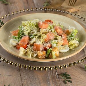 Салат Цезарь с жареным лососем