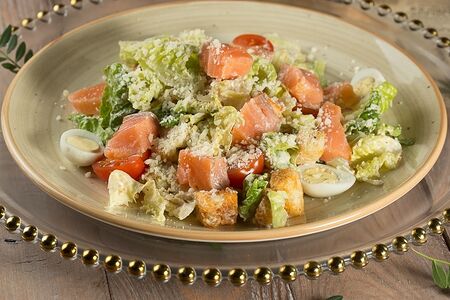 Салат Цезарь с жареным лососем