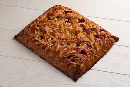 Целый пирог с малиной и сливочным сыром