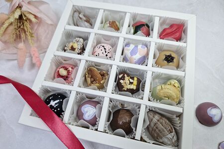 Подарочный набор 16 шоколадных конфет ассорти, ручной работы