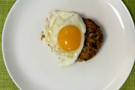 Бифштекс из свинины с яйцом