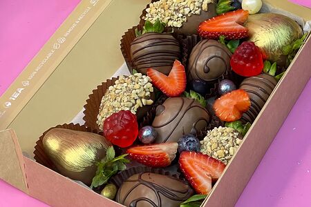 Подарочный набор № 9 Клубничка в молочном шоколаде 10 ягод 