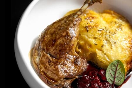 Утиная ножка с картофельным гратеном и пряной вишней