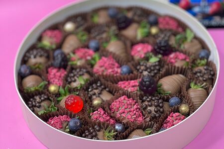 Круглая подарочная композиция из клубники в молочном шоколаде L