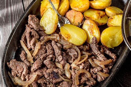 Горячая сковорода с говядиной