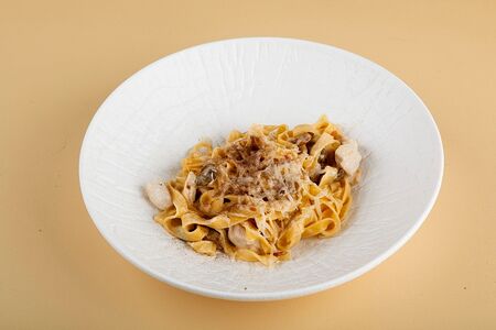 Паста с куриным филе и белыми грибами