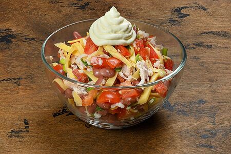 Салат с копченой курицей и фасолью