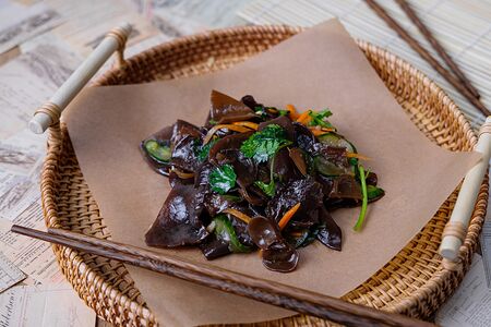 Салат с древесными грибами