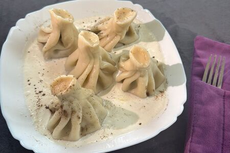 Мини-хинкали из баранины и говядины в сливочном соусе