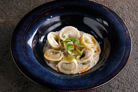 Пельмени с говядиной и трюфельным соусом