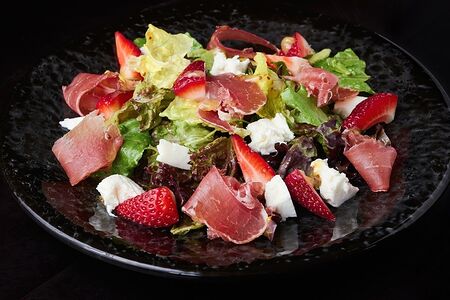Салат с прошутто, моцареллой и клубникой