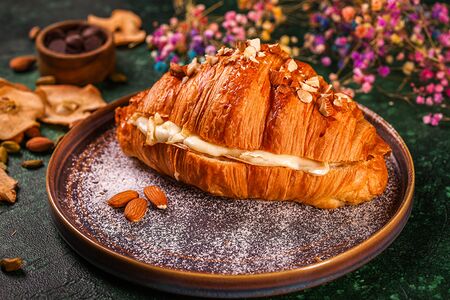 Круассан Карамельная груша с сыром бри