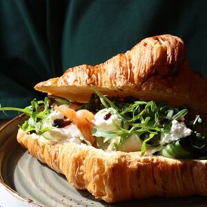 Круассан с форелью