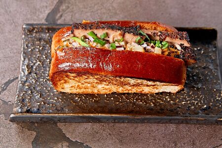 Французская булочка бриошь с томленой говяжьей грудинкой