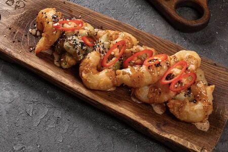 Тигровые креветки в хрустящей темпуре с овощами