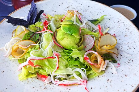 Салат с крабом и авокадо