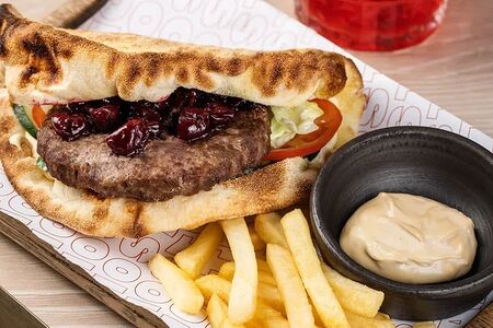 Бургер с котлетой и вишневым соусом, фри