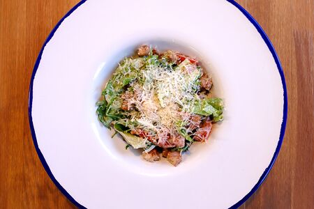 Тёплый салат с цыплёнком, яйцом и пармезаном