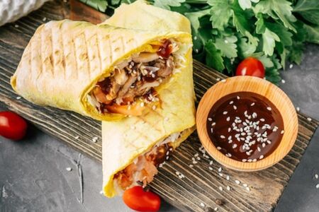 Шаурма большая в сырном лавашe