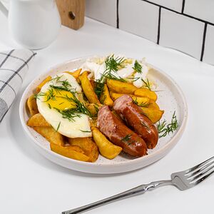 Картофельные дольки с колбаской и яйцом