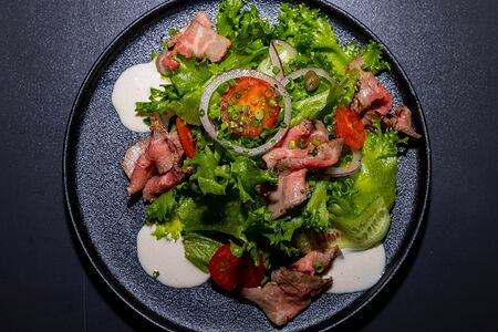 Салат с ростбифом и соусом Вителло