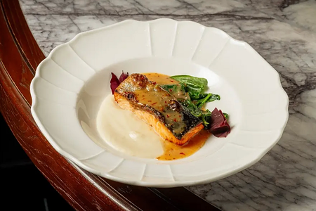 Лосось со шпинатом и соусом понзу New