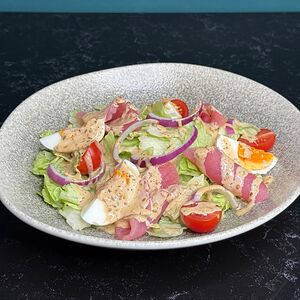 Салат с тунцом, яйцом и томатами черри