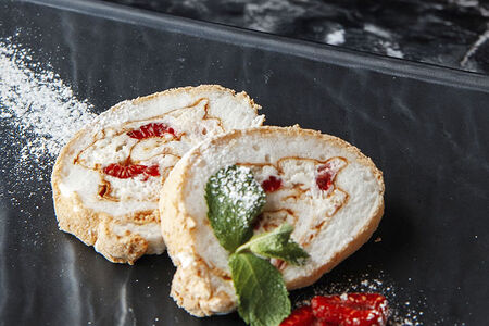 Меренговый рулет со свежей малиной