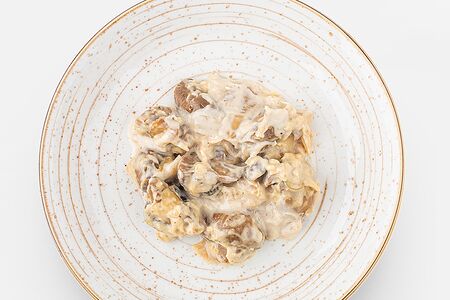 Шампиньоны тушеные в соусе