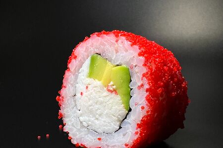 Ролл Калифорния с дополнениями на выбор