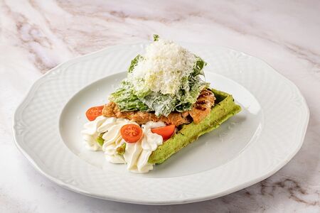 Шпинатная вафля с цыпленком и салатом