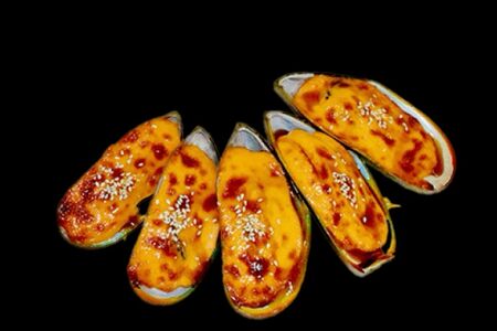 Мидии киви, запеченные в остром соусе 