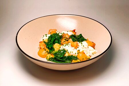 Скрэмбл, креветка, крем из вяленого томата