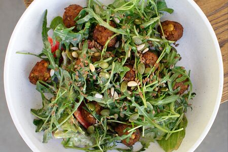 Фалафель с овощами и кунжутным соусом