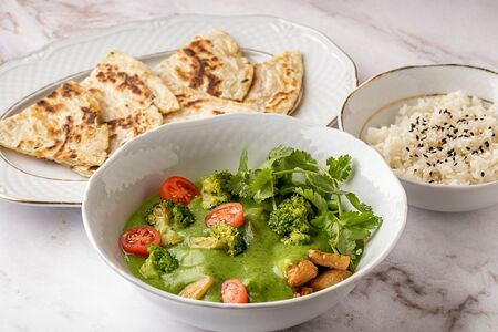 Зеленое карри с цыпленком и рисом Жасмин